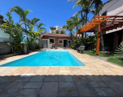 Casa espaçosa com piscina na Praia Grande